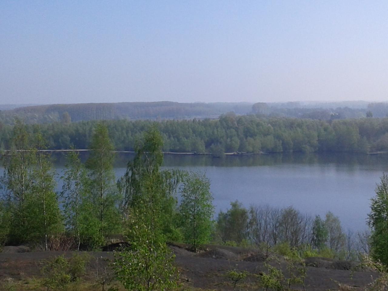 lac vue en hauteur  du terril